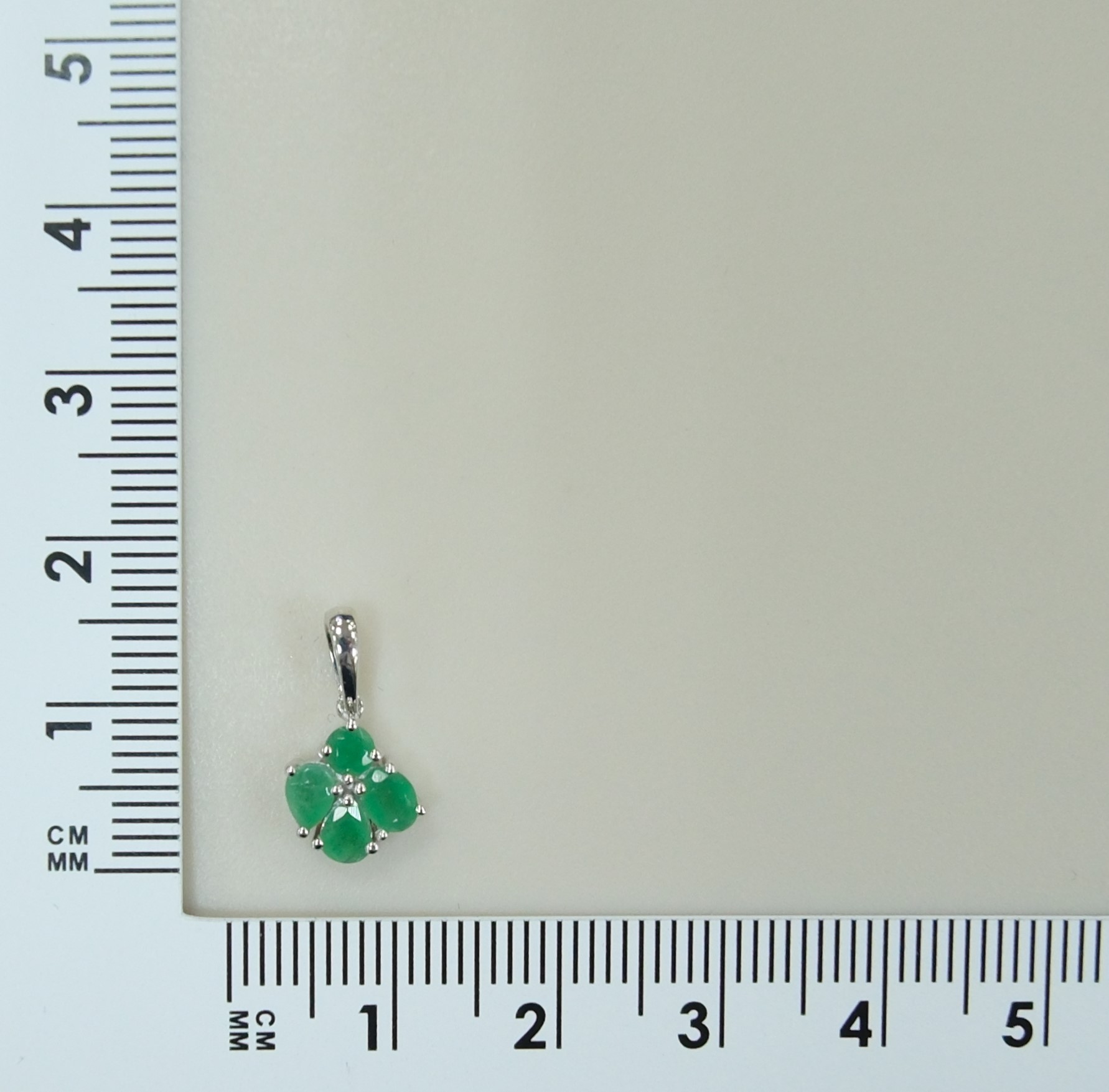 Серебряная подвеска с изумрудами "Цветок"